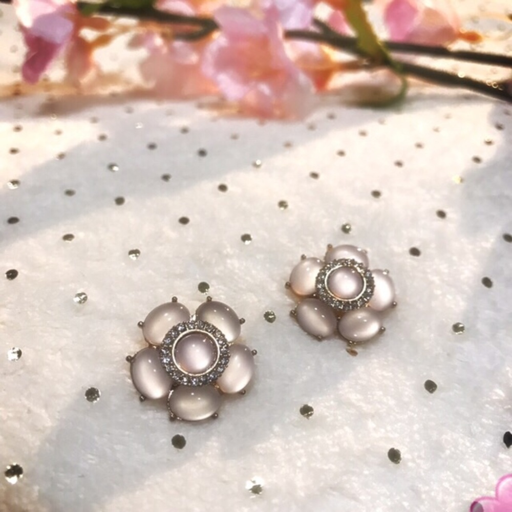 Beautiful floral stud earrings 🌸